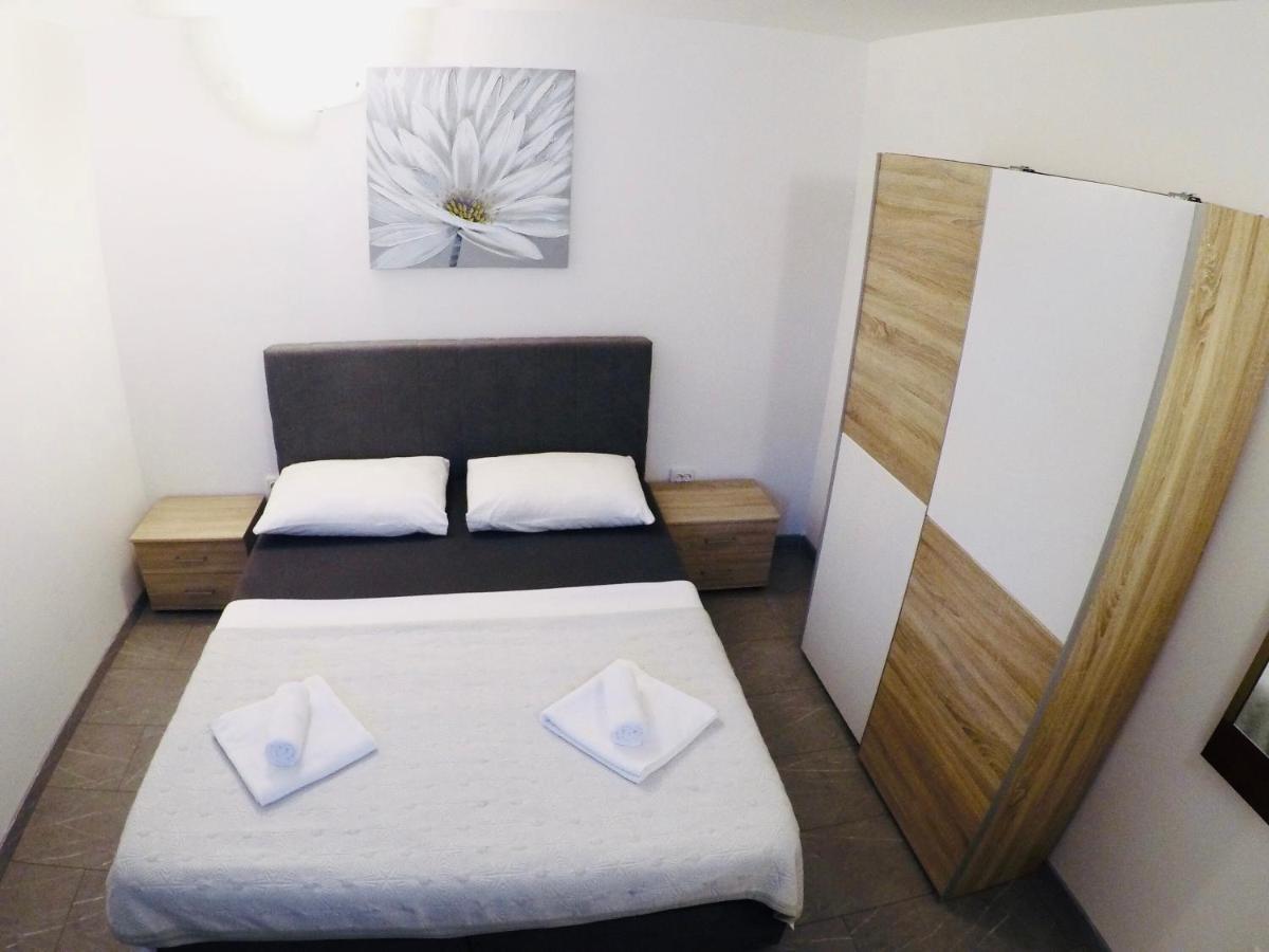 Lopac Apartment *