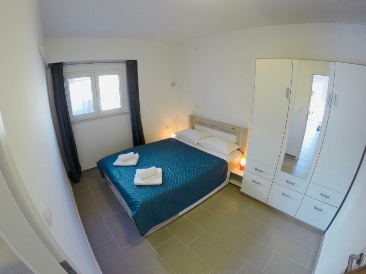 Lopac Appartement *